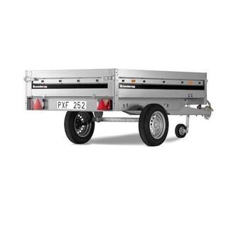 Brenderup 3251 S - 750 kg ses skråt bagfra. Traileren er vist med næsehjul